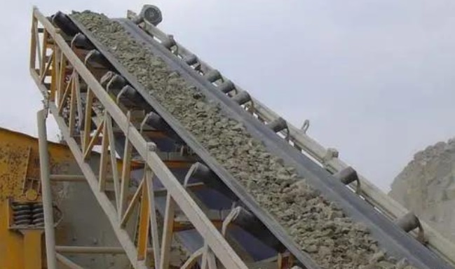 What are the precautions for using conveyor belts?